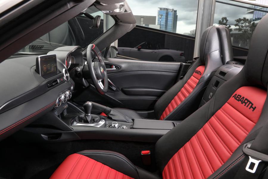 Интерьер Abarth 124 Spider Monza Edition (348) 2018 года  (AU) (фото 14 из 23)